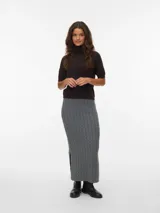 Pollera midi de tiro alto confeccionada en punto trenzado. Presenta cintura elastizada y tajos laterales en el ruedo.