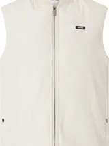 Chaleco blanco hueso acolchado, con cuello alzado de punto de canalé, cierre frontal con cremallera, bolsillos laterales con botón a presión y logo de Calvin Klein en el pecho.