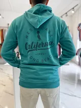 Canguro verde de media estación, sin felpa, con capucha y estampa en la espalda con la inscripción "West Coast California Long Beach 1982" y diseño de un ave con sombrero.
