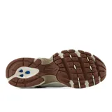 Championes New Balance 530, modelo U530COB, en tonos blanco, beige y marrón. Confeccionados con malla transpirable y refuerzos sintéticos, cuentan con entresuela con tecnología ABZORB para mayor amortiguación y diseño de estilo retro running.