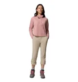 Pantalón de senderismo color beige, con tecnología Omni-Shield y Omni-Shade. Presenta rodillas articuladas, bolsillos funcionales y puños ajustables con broches a presión.