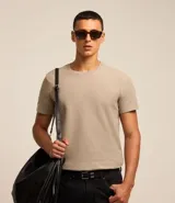 Remera de hombre color beige, de corte regular, cuello redondo y manga corta.