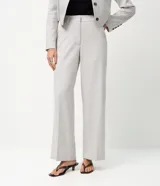 Pantalón de sastrería modelo wide leg, color gris claro, con cintura estructurada, bolsillos delanteros y traseros.