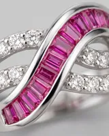 Anillo de plata 925 con diseño entrelazado decorado con rubíes baguette centrales y circonias cúbicas engastadas en pavé.