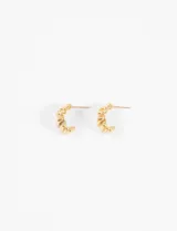 Aros de acero quirúrgico hipoalergénico plateados, con forma de media luna y diseño zig zag.