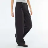 Pantalón ancho de talle alto en color negro, con diseño amplio y fluido, bolsillos laterales y cierre frontal oculto.