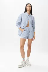 Short pijama a rayas verticales celestes y blancas, con cintura elástica.