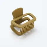Pack de dos pinzas para el pelo tipo cangrejo de diseño rectangular. Una de las pinzas es de color verde mate y la otra presenta un acabado marmolado en tonos claros.
