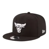 Gorra tipo snapback New Era modelo 9Fifty, color negro con el logo de los Chicago Bulls bordado en blanco en el frente y logo de la marca en el lateral.
