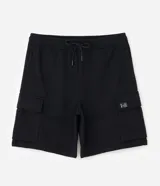 Bermuda cargo de algodón tipo french terry color negro, con cintura elástica y cordón ajustable. Cuenta con bolsillos laterales con solapa y calce holgado.