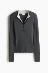 Top de manga larga en tejido de punto acanalado, de corte ajustado, con cuello elevado y tapeta de botones frontal, presentando un diseño con forro interior en contraste.