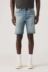 Short de jean de corte clásico, tiro medio y lavado celeste claro, con diseño de perneras rectas y cierre frontal de botones.