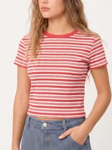 Remera corta de manga corta con diseño de rayas horizontales en tonos verdes y blancos, confeccionada en tejido de canalé con cuello redondo.