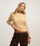 Blusa de punto color beige con cuello alto y mangas largas.