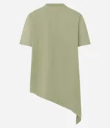 Remera verde militar de algodón, de corte largo y diseño asimétrico. Presenta mangas cortas, cuello redondo y una estampa frontal con un paisaje tropical, flores y las inscripciones "Sunshine" y "Having a Good Time".