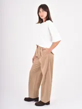 Pantalon de vestir color kaki, de corte recto y tiro alto, con pinzas frontales y bolsillos laterales.