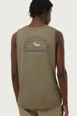 Musculosa negra con estampado gráfico de un auto clásico y texto en la parte frontal.