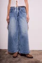 Pantalón de jean celeste de corte wide leg y tiro bajo.
