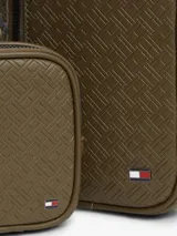 Cartera tipo sling Tommy Hilfiger de color verde militar, con diseño de monograma TH en relieve, bolsillo exterior con cierre y correa ajustable negra.