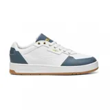 Championes Puma modelo Court Classic, de diseño urbano con base blanca y detalles en azul marino en la puntera, talón y lengüeta. Presenta el logo de la marca en dorado en el lateral y la lengüeta, con suela de goma color caramelo.