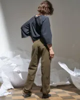 Pantalón verde militar tornasolado de algodón brillante, corte a la cintura y piernas rectas con textura de tableado central.