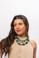 Collar corto con cuentas de cerámica, madera y acrílico en tonos de verde, verde menta y fucsia.