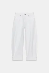 Jeans de tiro medio de corte balloon leg, color blanco, con trabillas en la cintura, diseño de cinco bolsillos, bajo con vuelta y cierre frontal con cremallera y botón.