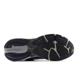 Championes New Balance modelo 2010, color azul marino y gris, con detalles en blanco y beige. Presentan una combinación de malla transpirable y gamuza, con el logo 'N' en el lateral y amortiguación visible en el talón.