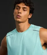 Musculosa deportiva masculina color beige, con cuello redondo y estampado sutil de líneas. Presenta recortes en los hombros y está confeccionada con tecnología Dry para mayor transpirabilidad.