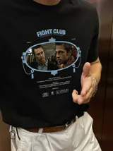 Remera negra de corte regular con estampa frontal inspirada en la película Fight Club, de manga corta y cuello redondo.
