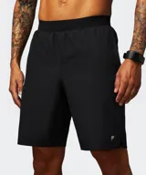 Short deportivo Fabletics modelo The Fundamental II, de color negro, con cintura elástica y diseño técnico para entrenamiento.
