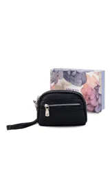 Monedero de dama con correa de mano, confeccionado en material símil cuero con textura granulada. Cuenta con doble compartimento principal con cierre y un bolsillo frontal con cierre, ideal para organizar tarjetas, billetes y monedas.