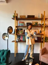 Camisa de manga larga con bloques de color en jean celeste y gabardina color crema.