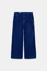 Pantalón de tiro medio confeccionado en pana color azul, de corte baggy con pierna ancha, estilo clásico de cinco bolsillos y cierre frontal con cremallera y botón metálico.