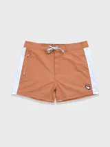 Short de baño para hombre color azul marino, con calce relajado y una tira lateral blanca estilo tuxedo. Presenta cintura elástica con cordón regulable, bolsillos laterales y trasero con cierre.