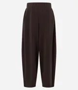 Pantalón modelo balloon deportivo color marrón, confeccionado en tejido modal con cintura elástica.