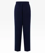 Pantalón de corte recto y estilo sastre, color azul marino, con bolsillos laterales tipo cuchillo y cierre frontal.