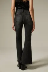 Pantalon de jean gris oscuro, de corte oxford con tiro alto y bolsillos frontales tipo parche.
