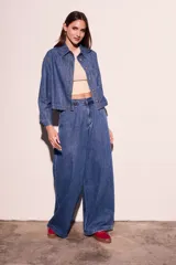 Pantalón de jean azul de tiro bajo y corte wide leg.