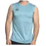 Musculosa deportiva Umbro color celeste, con cuello redondo y detalle de cinta con logo en los hombros. Presenta el logo de la marca estampado en el pecho.