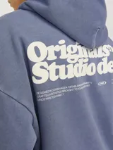 Canguro azul con capucha, manga larga, fit oversize y logo pequeño estampado en el pecho.