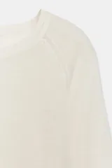 Jersey de punto de manga larga con cuello redondo y diseño de corte clásico. Presenta terminaciones en rib y aberturas laterales en el bajo.