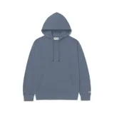 Buzo con capucha de corte relajado, confeccionado en tejido French Terry color azul grisáceo. Presenta bolsillo frontal tipo canguro, cordones ajustables en la capucha y logo de la marca bordado en el pecho y etiqueta pequeña en el puño.