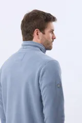 Campera polar térmica de corte recto y cuello alto, con cierre frontal completo en contraste. Presenta bolsillos laterales con cierre y un bolsillo vertical en el pecho, todos con detalles en color azul marino.