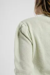 Sweater verde claro de tejido de punto con cuello redondo y mangas largas.