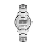 Reloj analógico Maserati modelo Successo con caja y brazalete de acero inoxidable. Presenta una esfera gris con efecto cepillado, índices plateados, ventana de fecha y segundero en color naranja.