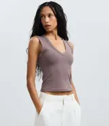 Blusa sin mangas de Blue Steel, confeccionada en tejido de algodón acanalado con escote en V profundo. Presenta un diseño ajustado al cuerpo y textura vertical en relieve.