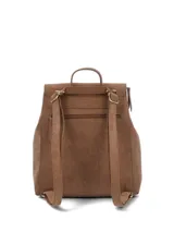 Mochila de cuero sintético color caramelo con solapa frontal, cierre principal y dos bolsillos verticales con cierre en el frente. Incluye manija superior y logo de la marca grabado en la parte inferior.