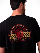 Remera de manga corta y cuello redondo color negro, con estampado gráfico en el pecho y en la espalda.