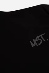 Remera de manga corta en color verde oscuro, confeccionada en tejido con textura tipo waffle. Presenta un diseño minimalista con el logo 'MST.' estampado en tono beige en el pecho y un corte regular con estructura firme.